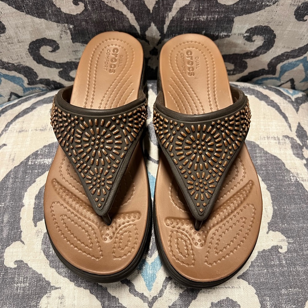 CROCS Womens Monterey Diamonte Wedge Flip Flop Bronze Espresso 206343 Size 8 EUC